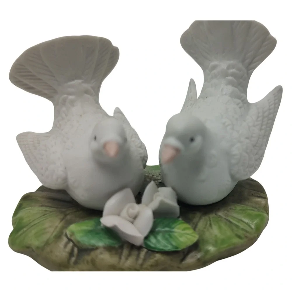 Vintage Lefton Figurine‎ Doves in Nest Egg 1985 Collection Hand Painted 05134